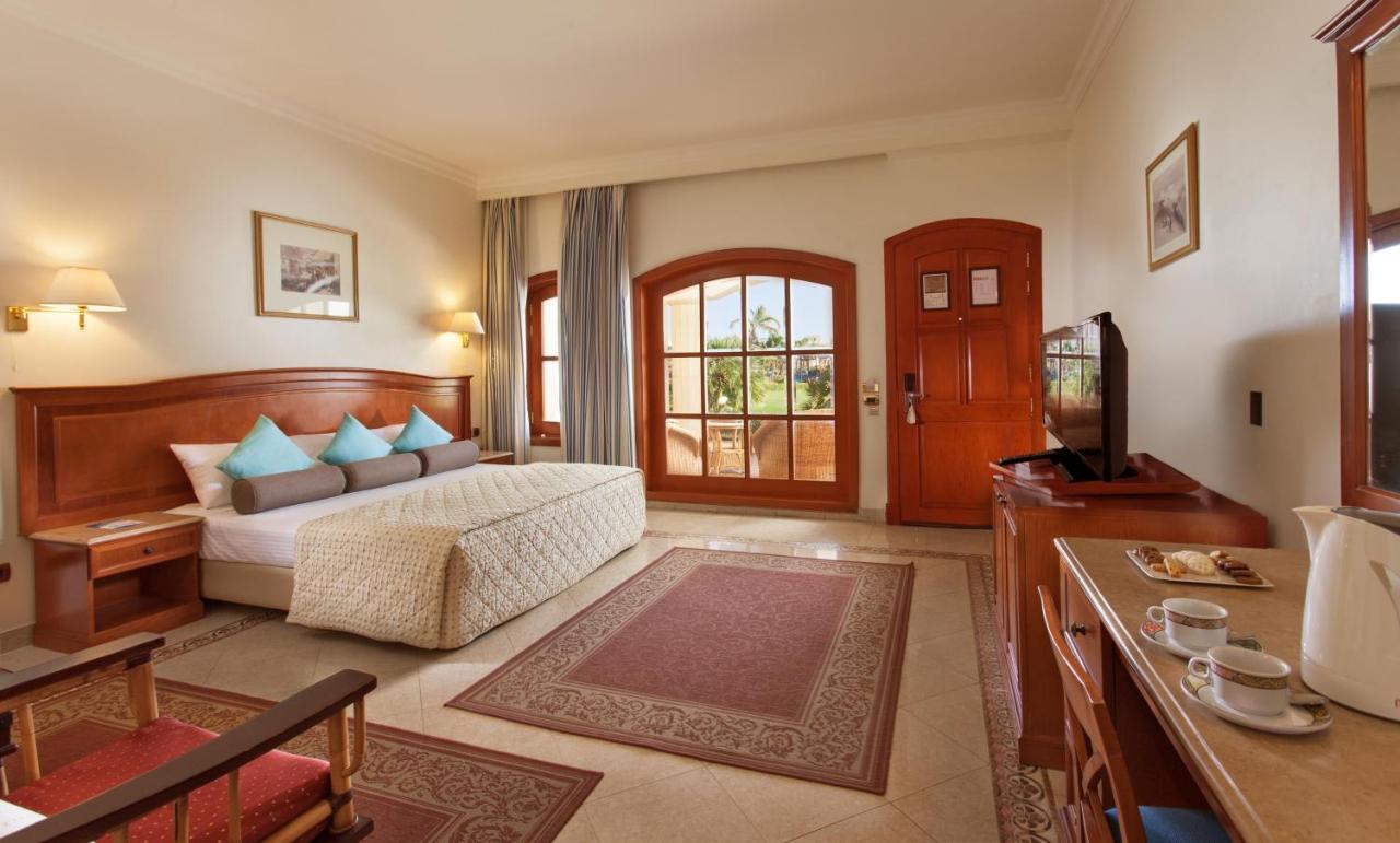 Pickalbatros Golf Beach Resort Sharm el-Sheikh Exterior photo A room at the Hilton Sharm El Sheikh