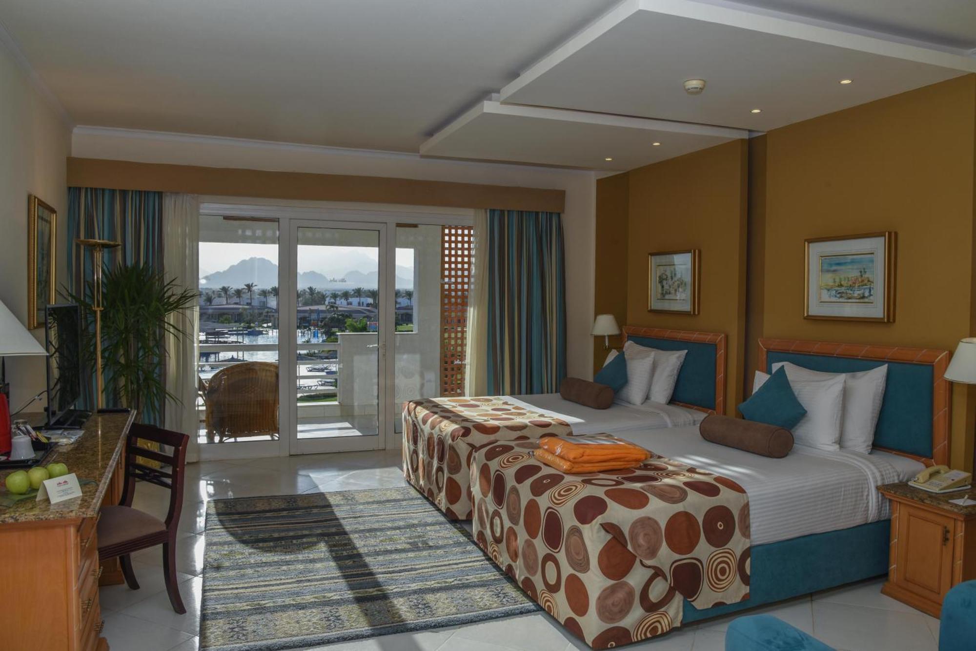 Pickalbatros Golf Beach Resort Sharm el-Sheikh Exterior photo A room at the Hilton Sharm El Sheikh