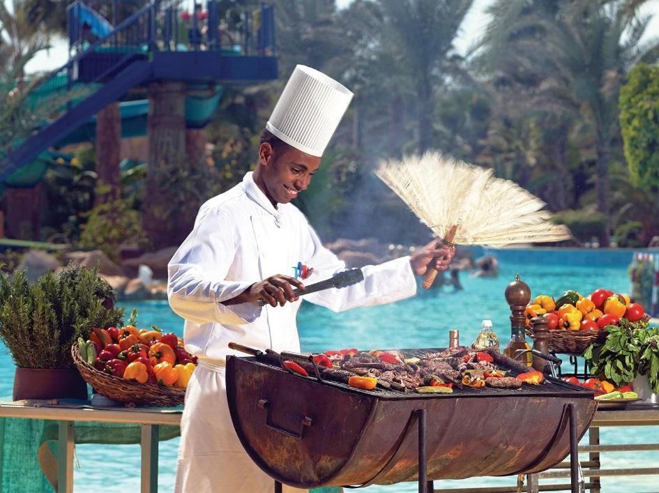 Pickalbatros Golf Beach Resort Sharm el-Sheikh Exterior photo A chef cooking at the Atlantis Paradise Island